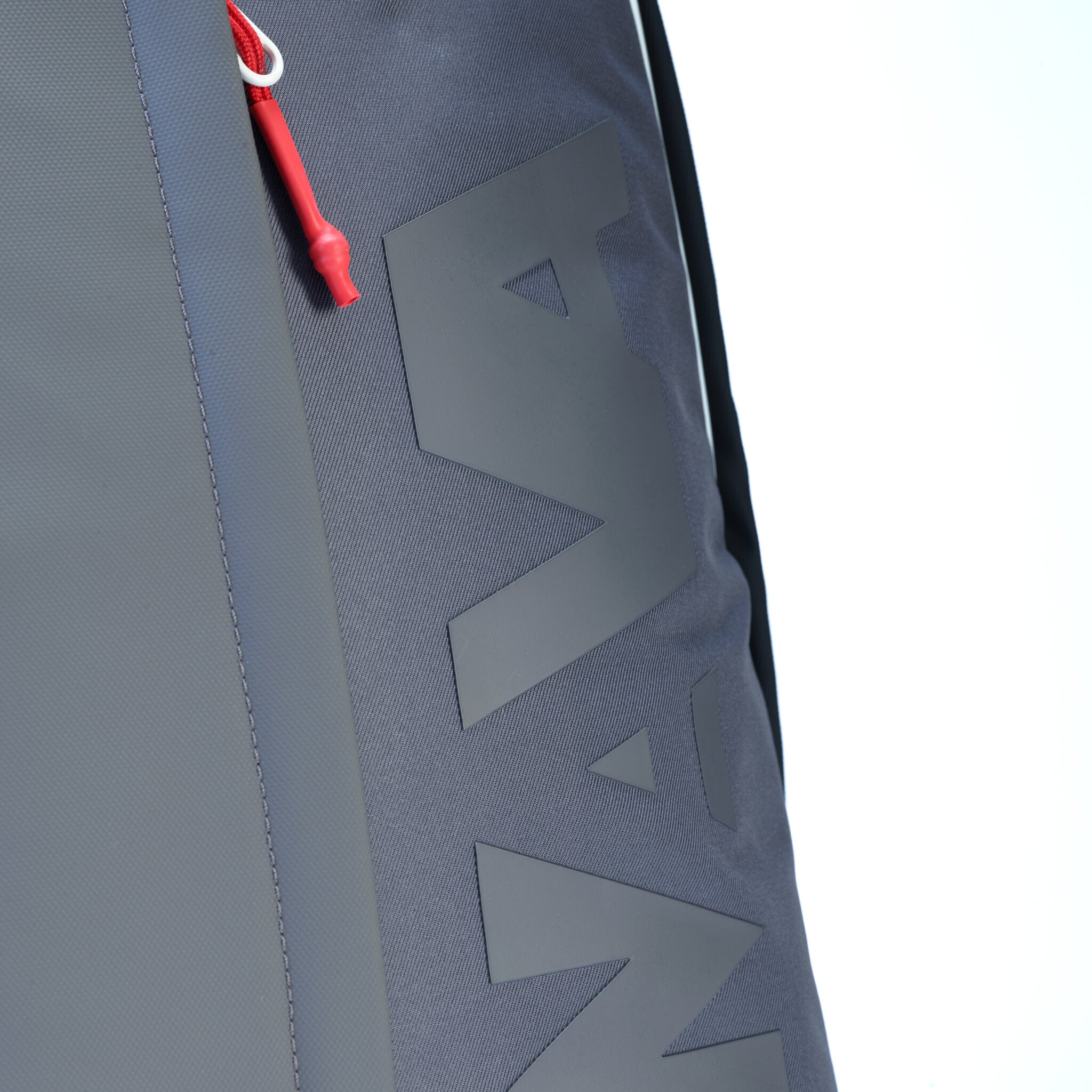 BEAT ZAINO SMALL 1 COMPARTO CON TASCA FRONTALE VERTICALE GREY/BLACK/RED