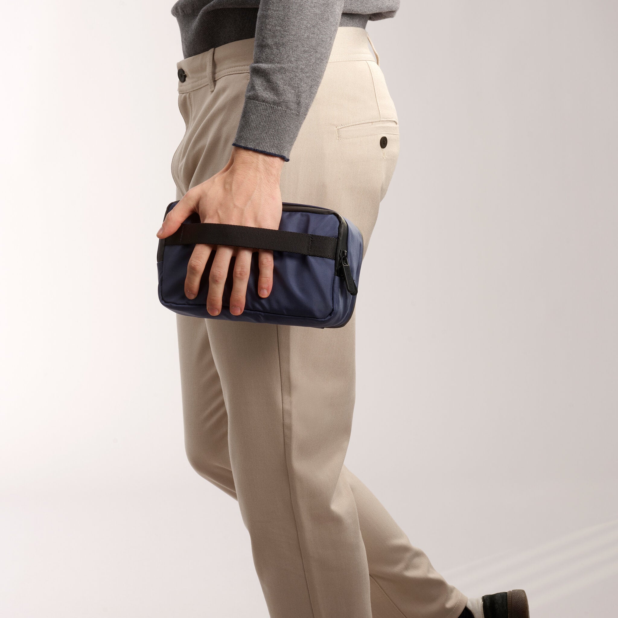 EXPLORER POUCH DA VIAGGIO CON 2 TASCHE E MANIGLIA DI TRASPORTO BLU NOTTE