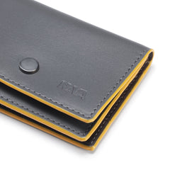 METRIC PORTA CARTE DI CREDITO IN PELLE CON PATELLA E BOTTONE, 6 CC E SCHERMATURA RFID GREY/YELLOW